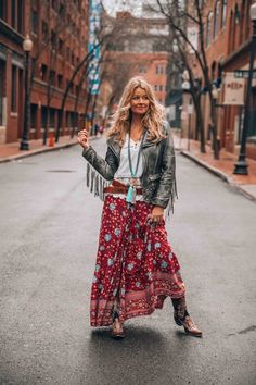 Ageless and fabulous! ✨ Explore Boho Style Over 50 in our latest blog. Learn the art of mixing textures, layering with ease, and embracing the carefree spirit of the hippie era. Elevate your fashion game effortlessly! 🌈 #BohoElegance #Over50Fashion Linda V Wright, Boho Fall Outfits, Giacca In Tweed, Boho Queen, Stile Boho Chic, Look Boho Chic