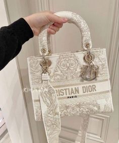 White Luxury Purse, Expensive Stuff To Buy, Dior Bags Aesthetic, Luxury Bags Aesthetic, Bags Expensive, Handbag Dior, Expensive Things, Expensive Bag, Trendy Purses