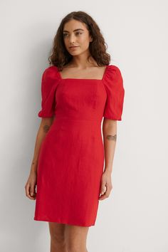 Dieses Kleid hat einen quadratischen Nacken, voluminöse kurze Ärmel, einen Reißverschluss am Rücken, Naht-Details auf der Brust, eine schlanke Passform und eine Mini-Länge. Na Kd, Linen Dress, Square Neck, Off Shoulder Dress, Red Dress, One Shoulder Dress, One Shoulder, Short Sleeves, Slim Fit