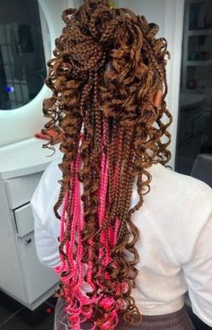 Brown Braids With Blonde Peekaboo, Blonde Peekaboo Braids, Brown And Pink Braids, Braids For The Summer, 2k24 Prom, Blonde Knotless Box Braids, Blonde Peekaboo, Box Braids Hairstyle, Peekaboo Braids