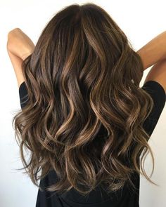 80 Cute Layered Frisuren und Schnitte für langes Haar  #frisuren #langes #layered #schnitte Wavy Brown Hair With Highlights, Chocolate Balayage, Chocolate Hair, Layered Hairstyles, Ombré Hair