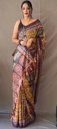 Green color Saree in Cotton fabric with Printed work Party Wear Sarees Online, Cotton Silk Fabric, Kalamkari Saree, Yellow Saree, Party Wear Saree, Traditional Indian Outfits, Utsav Fashion, Casual Saree, Contrast Blouse