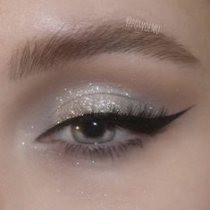 Simple Makeup Look For Prom, Eye Makeup Ideas Glitter, Prom Makeup Looks For Black Dress Blue Eyes, Glitter Eyeshadow With Eyeliner, Simple Prom Makeup Natural Looks Silver, Prom Makeup Sparkly Silver, Natural Sliver Makeup, Silver Glittery Eye Makeup, Silver Eyeshadow Looks Simple