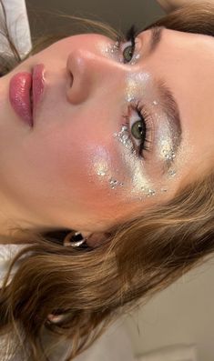 Glitter No Rosto, Shiny Makeup, Mermaid Makeup, Festival Makeup, Glitter Makeup, Costume Makeup