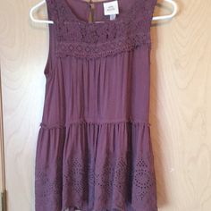 Mauve Plum Colored Knox Rose Sleeveless Tiered Top With Lace And Eyelet Detail. So Cute With Boho Vibe. Never Worn No Tags Purple Sleeveless Summer Top, White Boho Blouse, White Blouse Top, White Short Sleeve Tops, Flared Sleeves Top, Eyelet Top, Scoop Neck Tank Top, Poncho Style, Rose Lace