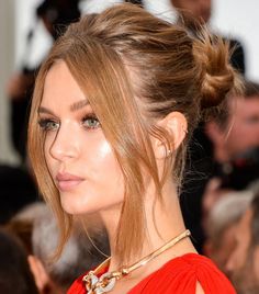 Light Brown Hair Colors, Natural Light Brown Hair, Oscar Awards, Golden Brown Hair Color, Celebrity Actress, Golden Brown Hair, Brown Curls, Honey Brown Hair, Hair Color Caramel