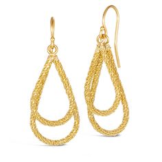 This pair of 18k yellow gold earrings features two interlocking teardrop hoops crafted in chain to create a stardust-like effect. New York Style, Yellow Gold Chain, Lovely Earrings, Negative Space, Stardust, Diamond Cut, Soft Lighting, Gold Chain, Gold Chains