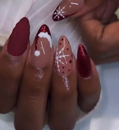 #nail #nailidea #fakenail #naildesign #nailart #frenchtipnaildesigns #nailglitter #acrylicnaildesigns #2024nailtrends #patternnail #christmasnail Winter Nails Square, Holiday Nail Inspo, Santa Hat Nails, Santa Nail Art, Winter Nail Art Designs, Natural Nails Manicure, Santa Nails, Almond Acrylic, Christmas Gel