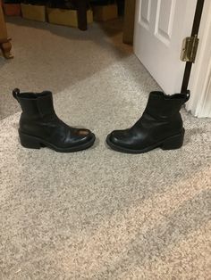 This nice pair of 90s DKNY jeans black leather boho platform chunky heel logo boots comes to you in a size 6. As you can see from the pictures of the heels- no wear on these - cool pair of 90s boho boots. Pls compare the measurements I give you to those in your closet. Boots Boho, Dkny Jeans, Boho Boots, Perfect Pant, Platform Heels Chunky, Chunky Heels, Boot Shoes Women, Black Jeans, Womens Boots