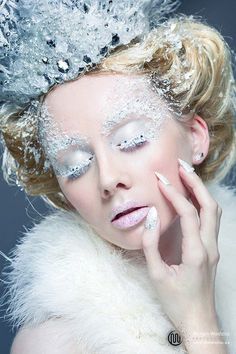 #WalterSparkles @walterbaker #WalterBakerHoliday … Snow Queen Makeup, Make Up Yeux, Karneval Diy, Cabelo Pin Up, Ice Queen Costume, Ice Queen Makeup, Fantasy Make-up, Dance Makeup, White Makeup