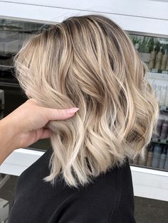 Bleach Blonde Balayage Short Hair, Blond Bob With Lowlights, Half Head Highlights Blonde Short Hair, Blonde Brown Balayage Short Hair, Blonde Short Hair With Highlights, Balayage Hair Bob Short, Butterfly Haircut Blonde, Blond Highlights Short Hair, Brown Blonde Hair Short