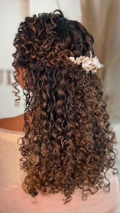 Curly Prom Hair, Quinceanera Photoshoot, Bridesmaids Hair, Prom 2024, Quinceanera Hairstyles, 2024 Prom, Quince Hairstyles