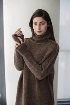 Brown alpaca oversized chunky knit sweater.Stay warm this season and skimp on the scarf - turtlenecks are the best way to bundle ! Can be worn up or folded down. Amazingly soft , cozy and warm. A new and exciting "blow yarn" made from soft 72 % Baby alpaca and cozy Merino wool. Its construction is unique, based on the Chunky Knit Sweater Dress, Oversized Chunky Knit Sweater, Knit Sweater Women, Alpaca Wool Sweater, Turtleneck Outfit, Sweater Patterns, Maxi Cardigan, Loose Knit Sweaters, Alpaca Sweater