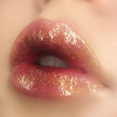 Glossy Lips Makeup, Make Up Gold, Drag Make-up, Nude Lip Gloss, Make Up Inspiration, Shiny Lips, Beauty Make-up, Makeup Tricks, Makeup Hacks