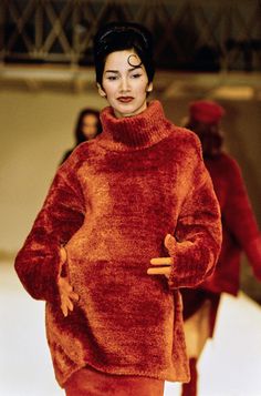 Azzedine Alaïa Fall 1991 Ready-to-Wear Fashion Show Collection: See the complete Azzedine Alaïa Fall 1991 Ready-to-Wear collection. Gurmit Kaur, Jinafire Long, 1990s Fashion Trends, Ski Chic, 1990s Supermodels, Haute Couture Style, Azzedine Alaïa, Vintage Runway, Azzedine Alaia