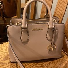 Beautiful Michael Kors Satchel With Adjustable Shoulder Strap. Elegant Michael Kors Bag In Neutral Color, Elegant Michael Kors Neutral Bag, Michael Kors Satchel, Bags Michael Kors, Michael Kors Bag, Satchel, Top Handle Bag, Shoulder Strap, Michael Kors