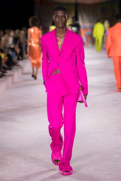 Models Of Color, Fluid Fashion, Valentino Runway, 2022 Fashion Show, Gender Fluid Fashion, A Game Of Clothes, Game Of Clothes, Versace Spring, Dopamine Dressing