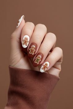 Cute gingerbread man designs on warm brown nails for a fun, festive look. Ginger Bread Man Nail, Christmas Nails Brown And Gold, Brown Nails Christmas, Gingerbread Man Nails Design, Gingerbread Nails Short, Ginger Bread Nails Design, Christmas Nails Gingerbread Man, Christmas Nails Brown, Gingerbread Cookie Nails