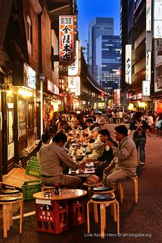 Japanese Food Street, Tokyo Izakaya, Tokyo Lifestyle, Japan Shinjuku, Tokyo Street Food, Tokyo Cafe, Food In Japan, City Tokyo