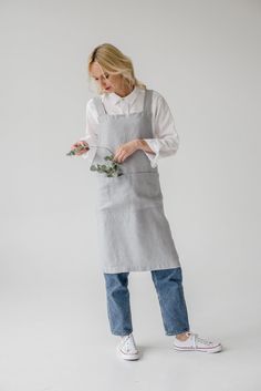 A true kitchen essential, our Light Grey crossback apron is a perfect gift for everyone who loves to cook. Equipped with two comfortable front pockets, it has no ties and is easy to put on and off in a second. Humble and understated, it carries the beauty of natural linen. - Prewashed for extra softness - Preshrunk so it doesn't shrink anymore - 100% European linen (215 g/m2) - Made in Lithuania Size Width: 94 cm / 37 inch Length: 80 cm / 31.5 inch ----------------------------------------------- Barista Outfits, Crossback Apron, Apron Barista, Washed Linen Duvet Cover, Barista Apron, Moms Cooking, Aprons For Men, Aprons Vintage, Bed Linen Sets