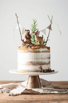 an image of a cake with animals on it and the caption is in spanish