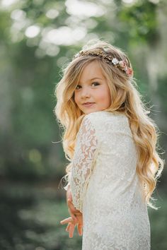 Bridal Halo Headpiece, Simple Flower Crown, Gold Flower Crown, Fashionable Hairstyles, Crown Wreath, Wedding Flower Crown, Bridal Halo, Bridal Headdress, Flower Girl Hairstyles