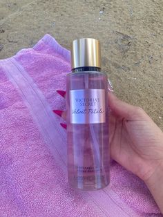 J’adore cette Brume Petals Velvet Victoria Secret 🌸🌸💕 #perfumesforwomen #mist #luxury #victoriasecretpink Victoria Secret Pink Perfume, Pink Perfume Victoria Secret, Pink Perfume