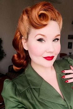 Moda Pin Up, Victory Roll, Cheveux Oranges, Vintage Updo, 40s Hairstyles, 50s Hairstyles, Victory Rolls