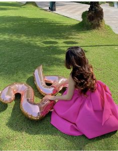 Birthday In Nature, Birthday Photography Pose, 16 Birthday Photoshoot Ideas, Birthday Concept Photoshoot, Right Wedding Dress, Picnic Photo Shoot, Weird Colors, Cute Birthday Pictures, 21st Birthday Photoshoot