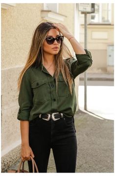 Olive Green Shirt Outfit, Green Shirt Outfits, Olive Shirt, Outfit Jeans, Green Shirt, Boho Chic Fashion, Looks Vintage, Look Chic