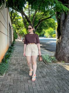 Look com short alfaiataria bege, camiseta cropped marrom, tenis marrom, bolsa marrom. Midsize Inspiration, Look Midsize, Chubby Outfit Ideas, Look Com Short, Day Out Outfit, Looks Com Short, Curvy Casual Outfits, Smart Casual Women