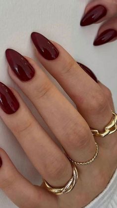 Discover how red nails transformed my life and led me to meet the man of my dreams! From bold wine nails and chic red gel nails to subtle soft nails, I found the perfect look. Whether it's dark red nails or elegant maroon nail designs, each shade made me feel irresistible. Get inspired by nagel inspo for everything from casual nails to glamorous red acrylic nails. Let’s not forget the fun twist of Kutek Disney—because chic can also be playful! Nagel Tips, Casual Nails, Orange Nails, Minimalist Nails