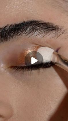 Natasha Denona on Instagram: "3 STEP SUNSET EYE TUTORIAL with my MINI BRONZE EYESHADOW PALETTE 🌇 ✨ #makeupbynatashadenona 

Makeup Details:
Eyes: 
ND MACRO TECH EYE CRAYON burgundy - outer wing & inner corner 
ND MINI BRONZE EYESHADOW PALETTE 
Bronze Foil - across the eyelid & inner corner 
Flesh - transition
#explore #natashadenona #summereyes" Natasha Denona Bronze Palette Looks, Eye Crayon, Summer Eyes, Bronze Eyeshadow, Natasha Denona, Eye Tutorial, Makeup Tips, Crayon