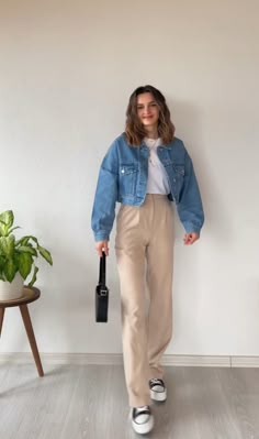 Daily Outfit Ideas Casual Winter, Summer Outfits 2023 Work, Dress Pants Casual Outfit, Casual University Outfit, Spring Outfits 2023 Casual, Korean Summer Outfits Casual, Innocent Outfit, Style Beige Pants, Over 50 Summer Outfits