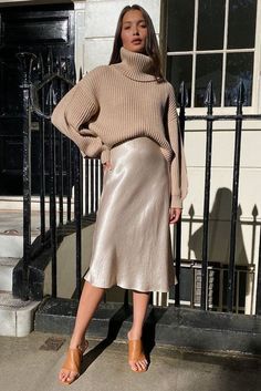 Slip Skirt Outfit Winter, Slip Dress Outfit Winter, Slip Skirt Outfit, Silk Skirt Outfit, Slip Dress Outfit, Look Adidas, Estilo Indie, Winter Skirt Outfit, Skandinavian Fashion