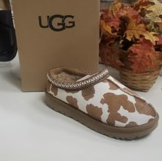 Cute Country Shoes, Cow Print Uggs, Western Slippers, Cow Stuff, Cute Uggs, Boot Slippers, Casual Country Outfits, Country Shoes, Cowgirl Accessories