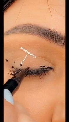 Teknik Makeup, Tutorial Eyeliner, Eyes Tutorial, Membentuk Alis, Mekap Mata, Video Makeup, Makeup Tip, Simple Eyeliner, Makeup Tutorial Eyeliner