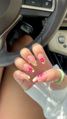 summer hibiscus nails Leopard Hibiscus Nails, Hibiscus Flower Toe Nails, Hibiscus Toe Nails, Hibiscus Flower Nail Art, Hibiscus Flower Nails, Mexico Nails, Hibiscus Nails, Flower Toe Nails, Summer Hibiscus