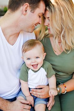 Family Of 3 Family Pictures, Family Poses With Infant, Cute Family Of 3 Pictures, Family Photo With Infant, 6 Month Family Pictures, Family Of 3 With Baby Photo Ideas, Family 3 Photography