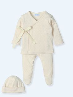 Brand: Macilusion Reference: BAS07V24 Composition: 100% cotton Description: Baby cotton outfit includes sweater, leggins and hat ECO ESSENTIALS Size Guide: Sizes small. Size +1 from European sizes Winter Beige Cotton Set, Fitted Cream Sets For Winter, Cotton Outfit, Stroller Cover, Kid Clothes, Newborn Sets, Special Occasion Outfits, Newborn Boy