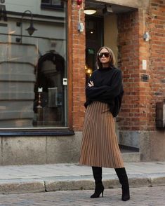 Felicia Wedin, Brown Pleated Skirt, Rok Outfit, Makeup Blogger, Midi Skirts, Mode Inspo, 가을 패션, Fall Fashion Outfits, Mode Inspiration