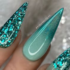 Teal Glitter Nails, Teal Acrylic Nails, Acrylic Nails Stiletto, Stilleto Nails Designs, Mint Green Nails, Nails With Glitter, Teal Nails, Glamorous Nails