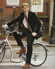 A Man In A Suit, Man In A Suit, Riding A Bike, Cycle Chic, Look Formal