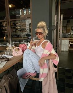 #pink #outfits #fyp #style #fitinspiration #fashion Early Spring Outfits Casual, Spring Business Casual Outfits, Cute Edgy Outfits, Casual Spring Outfit, Style Désinvolte Chic, Sneakers Adidas, Trendy Fall Outfits, Outfits Spring, Casual Spring