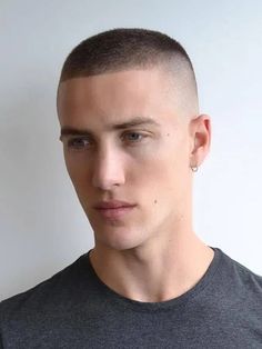 Buzz cut high fade men style focuses on a fade from the ears around to the back of the neck and up to the crown. Hair is thicker at the top and front of the head near the forehead. There’s a bit more length to cover the crown in other looks if hair isn’t as sparse. Jarhead Haircut, Marine Haircut, Hair Clipper Sizes, Hare Style, Soldier Haircut, Army Haircut, Military Haircuts Men, Buzz Cut For Men, Very Short Hair Men