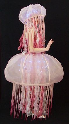 an image of a woman dressed up as a jellyfish in costume? belie de la me