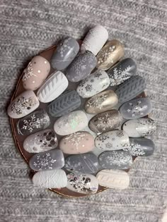 Glitter Sweater Nails, Sweater Nail Art, Nail Noel, Chipped Nail Polish, Nail Art Noel, Girls Nail Designs, Nail Art Stripes, Subtle Nails, Modern Nails