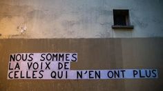 a sign on the side of a building that says nous somes la voix de celles qui'nen ont plus