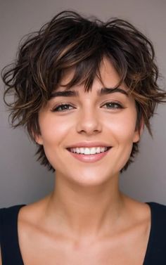 Center Part Pixie Haircut, Short Layered Curly Hair, Chic Hairstyle, Wavy Bob Haircuts, Really Short Hair, Long Face Hairstyles, Hair Inspiration Short, Messy Short Hair