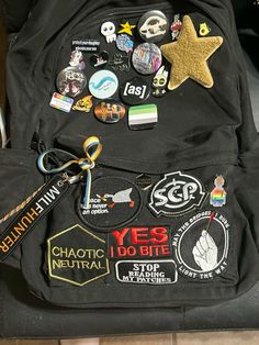 This is my actual bag i use so.. i actually quite love it despite how silly it seems Cute Backpack Decorations, How To Decorate Your Backpack, Pin Bags Ideas, Decorated Backpack Aesthetic, Backpack Display Ideas, Backpacks With Pins, Alt Backpack